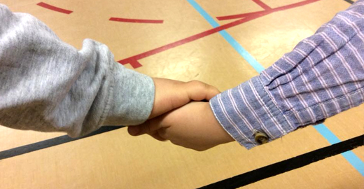 Barn som håller varandras händer.