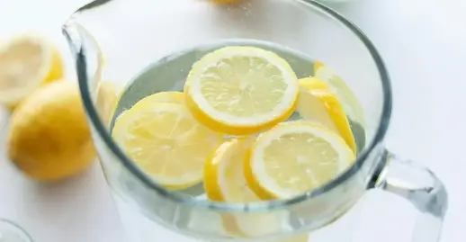 Vatten i en kanna med citroner.